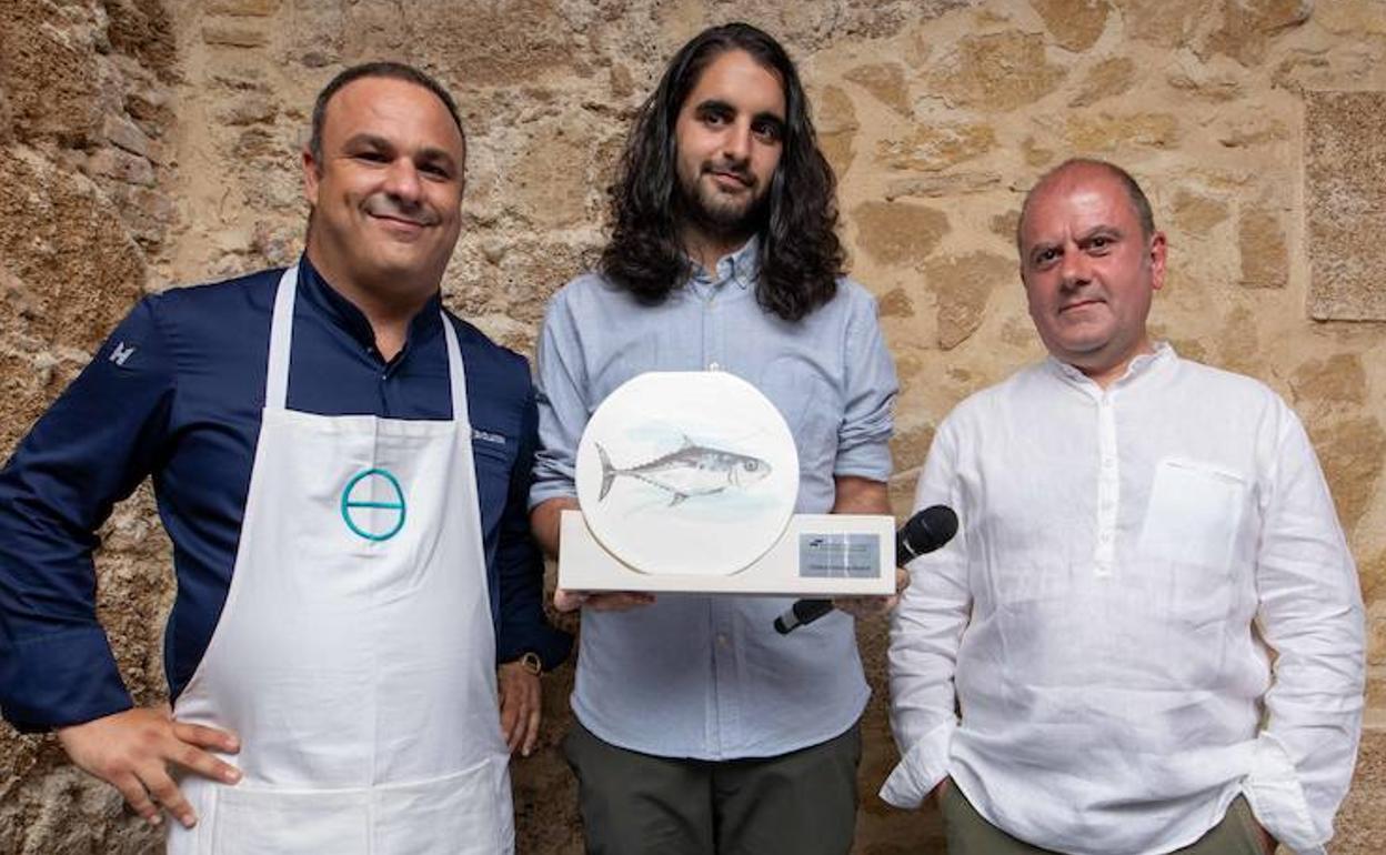 Ángel León, junto a Benjamín Lana, entrega a Juan Carlos Alonso el primer premio del Encuentro de los Mares.