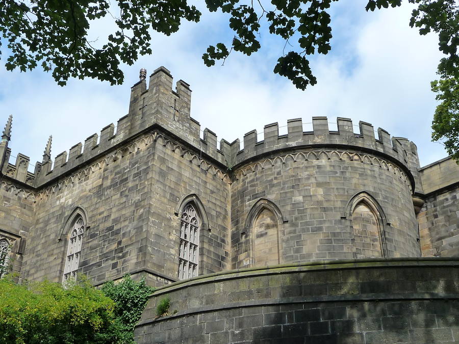 Castillo de Lancaster (Inglaterra) | Ubicado en el Parque Nacional de Lake District desde 1150, fue un lugar clave para el comercio de esclavos en la época y también sirvió como prisión. La construcción está considerada como uno de los rincones más oscuros de Inglaterra, al que año tras año acuden multitud de turistas para ver de cerca sus espeluznantes mazmorras. Además. también tuvo gran protagonismo hace siglos en la caza brujas y herejes a la corona inglesa. Se calcula que en sus torres fueron asesinadas más de 1600 personas. 