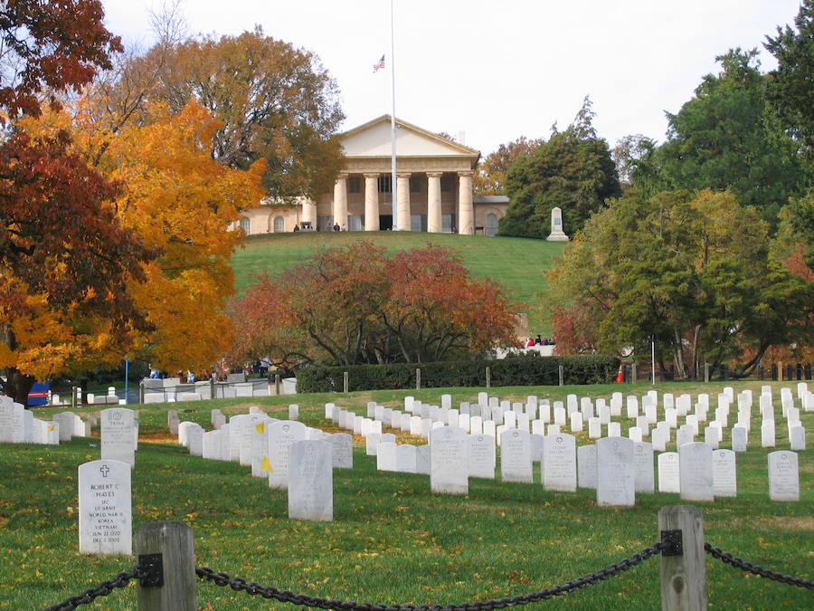 Cementerio nacional de Arlington (Washington DC) | Aquí no ha ocurrido ninguna catástrofe como tal, pero es un lugar turístico tan macabro como el resto. En este cementerio están enterrados miles de militares de todas las guerras, pero también alberga otro importante memorial a las víctimas del 11-S y las tumbas de personalidades tan importantes como John F. Kennedy. Abre los 365 días del año y recibe multitudinarias visitas de turistas, tanto que tiene hasta una aplicación para orientar al visitante y que este pueda encontrar con facilidad los puntos o tumbas de 'interés'. 