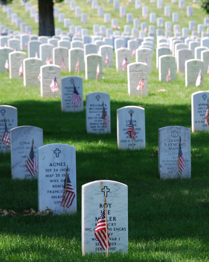 Cementerio nacional de Arlington (Washington DC) | Aquí no ha ocurrido ninguna catástrofe como tal, pero es un lugar turístico tan macabro como el resto. En este cementerio están enterrados miles de militares de todas las guerras, pero también alberga otro importante memorial a las víctimas del 11-S y las tumbas de personalidades tan importantes como John F. Kennedy. Abre los 365 días del año y recibe multitudinarias visitas de turistas, tanto que tiene hasta una aplicación para orientar al visitante y que este pueda encontrar con facilidad los puntos o tumbas de 'interés'. 