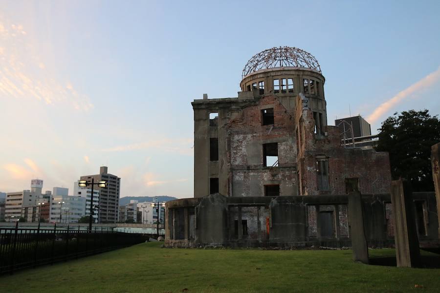 Hiroshima (Japón) | Vista cercana del simbólico Monumento de la Paz. 