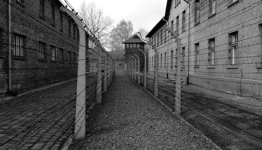 Auschwitz (Polonia) | El mayor de los campos de concentración construidos por los alemanes, y también el más visitado. Una 'excursión' impactante para conocer una de las partes más trágicas de la historia del siglo XX. Sus instalacines están en perfecto estado de conservación y permiten conocer de cerca la cruda realidad que se vivía en ellas.