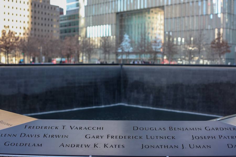 Memorial del 11-S (Nueva York) | La masacre de los atentados contra las Torres Gemelas del 11-S fue un punto de inflexión en la crónica política e histórica de principios de siglo XXI. Un monumento en el lugar donde se encontraban los edificios recuerda hoy a las víctimas de los ataques y el punto es ya una parada más en las visitas a Nueva York.