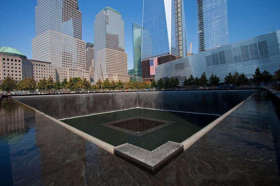 Memorial del 11-S (Nueva York) | La masacre de los atentados contra las Torres Gemelas del 11-S fue un punto de inflexión en la crónica política e histórica de principios de siglo XXI. Un monumento en el lugar donde se encontraban los edificios recuerda hoy a las víctimas de los ataques y el punto es ya una parada más en las visitas a Nueva York.