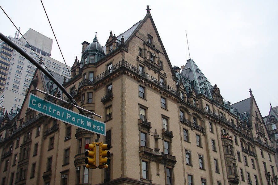 Edificio Dakota (Nueva York) | Esta histórica construcción residencial alberga multitud de personajes conocidos, pero es sin duda famosa por el trágico suceso que ocurrió a sus puertas: el asesinato de John Lennon. Aunque su negra historia no acaba ahí y le ha llevado a alzarse con la fama del 'edificio maldito de Nueva York'. Fue también aquí donde se rodaron los exteriores de 'La semilla del Diablo', que derivó en las amenazas de Charles Manson y la posterior matanza de Cielo Drive -en Hollywood-, donde asesinaron a un grupo de personas, entre ellas a la (embarazada) actriz Sharon Tate, esposa de Polanski. Actualmente. el edificio es un punto turístico más de la ciudad, seas o no fan de los Beatles. 