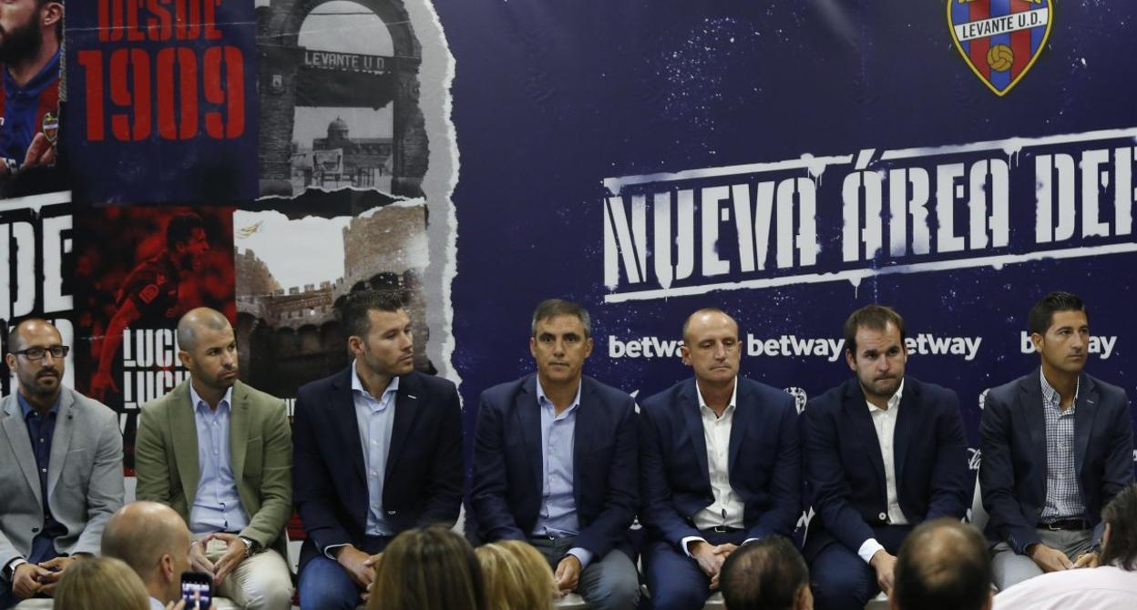 Los responsables de la nueva área deportiva del Levante, durante la presentación de ayer.