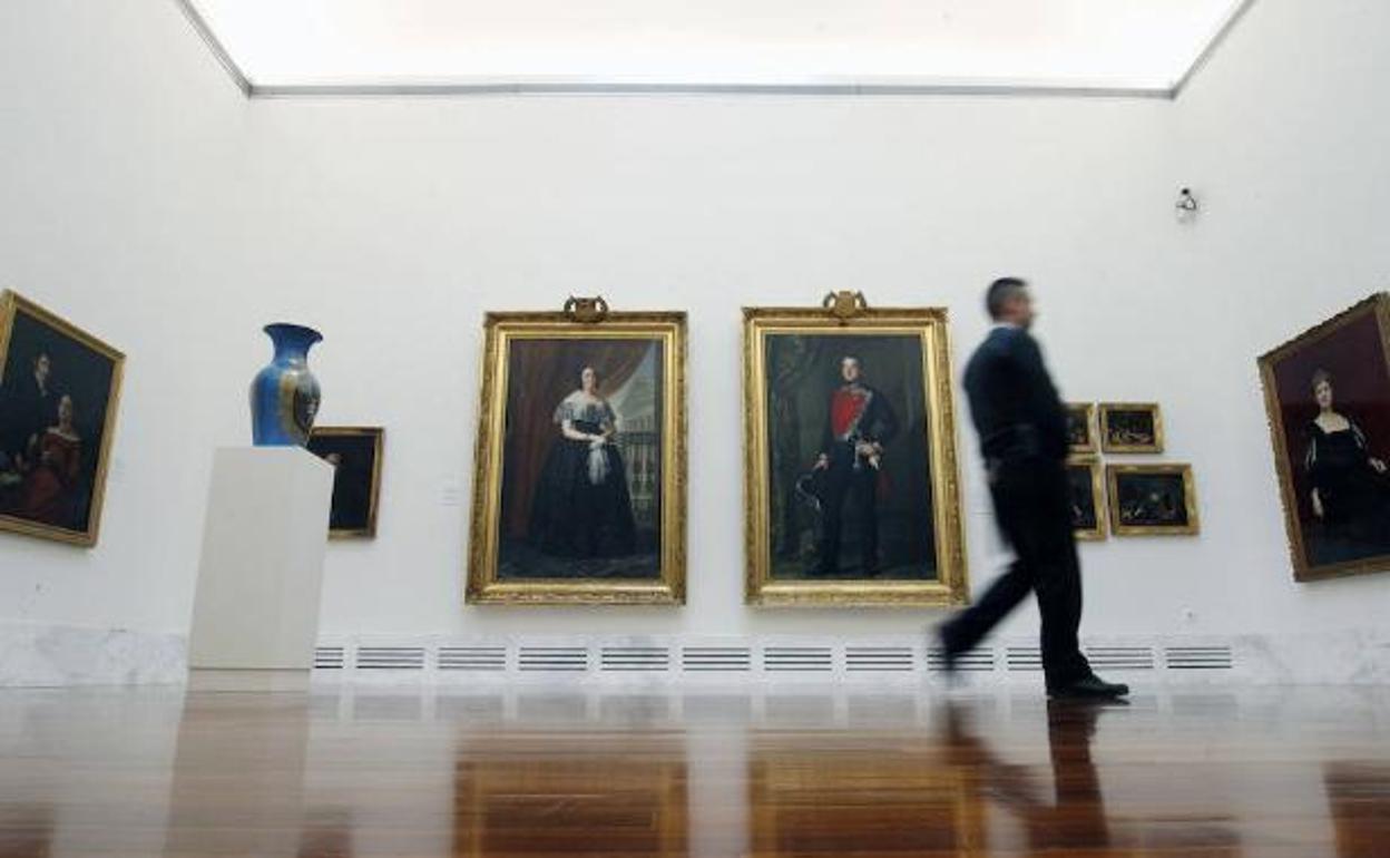 Un visitante en una sala del Museo de Bellas Artes.