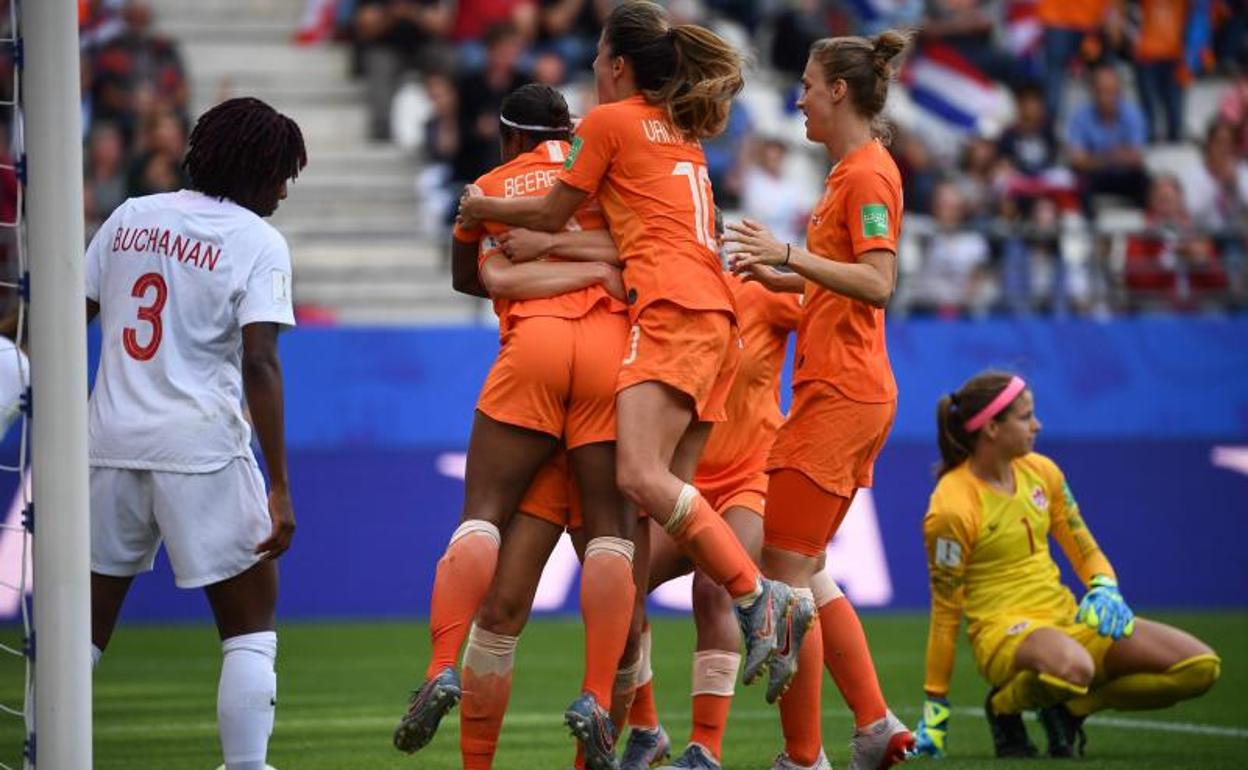 Las jugadoras holandesas celebran el segundo gol del partido.