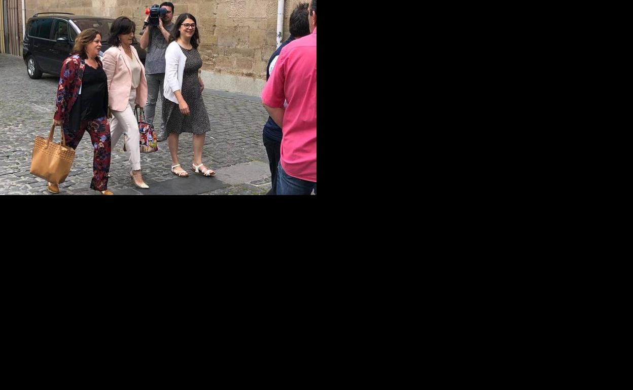 La foto del acuerdo: las dos diputadas de UP (Henar Moreno y Raquel Romero) flanquean a Concha Andreu (PSOE) a la entrada del pleno. 