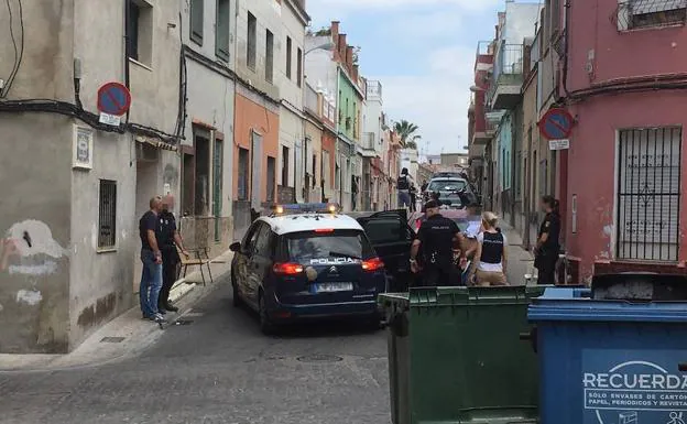 Imagen principal - Operativo policial en la calle General Prim, Alzira (Valencia), lugar donde se ha producido el tiroteo.