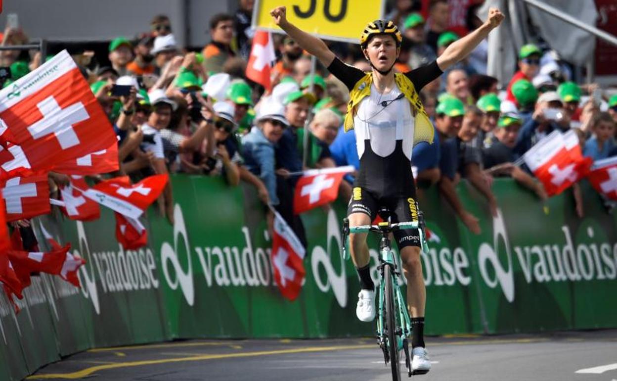 Antwan Tolhoek, del equipo Jumbo-Visma, celebra su victoria en la sexta etapa de la Vuelta a Suiza,