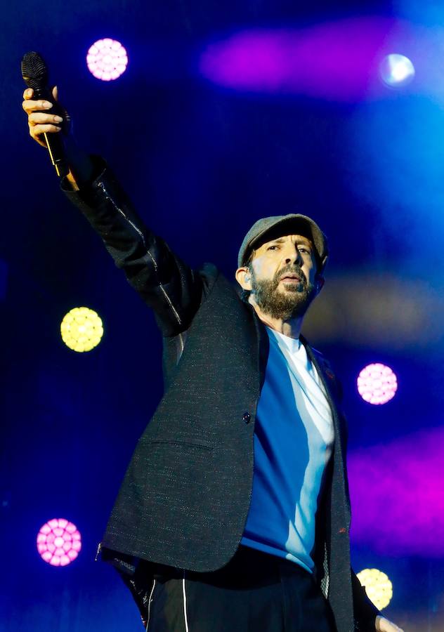 El cantante Juan Luis Guerra pasa por Valencia con su gira 'Literal', con la que repasará en directo sus grandes éxitos. Los valencianos han acudido a su cita con el artista dominicano, a las a las 21.30h de este viernes 21 en el Auditorio Marina Sur.