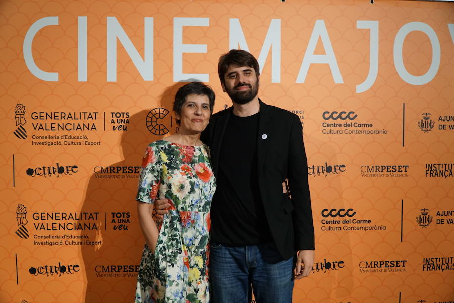 El Festival Internacional Cinema Jove de València ha dado el pistoletazo de salida a su 34 edición este viernes con una gala inaugural en el Teatre Principal, centrada en el concepto del certamen como «punto de encuentro». Durante la ceremonia, se entregará el Premio Luna de València 2019 al máximo exponente del actual cine portugués, el director Miguel Gomes. A lo largo del festival se podrá ver en La Filmoteca un completo ciclo que constará de los seis largos dirigidos hasta la fecha por el director y dos cortos que han sido seleccionados por el propio Gomes.