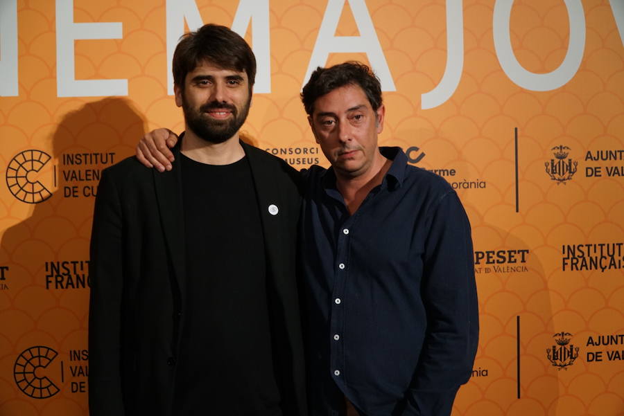 El Festival Internacional Cinema Jove de València ha dado el pistoletazo de salida a su 34 edición este viernes con una gala inaugural en el Teatre Principal, centrada en el concepto del certamen como «punto de encuentro». Durante la ceremonia, se entregará el Premio Luna de València 2019 al máximo exponente del actual cine portugués, el director Miguel Gomes. A lo largo del festival se podrá ver en La Filmoteca un completo ciclo que constará de los seis largos dirigidos hasta la fecha por el director y dos cortos que han sido seleccionados por el propio Gomes.