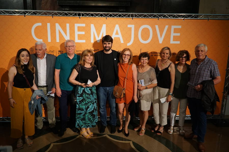 El Festival Internacional Cinema Jove de València ha dado el pistoletazo de salida a su 34 edición este viernes con una gala inaugural en el Teatre Principal, centrada en el concepto del certamen como «punto de encuentro». Durante la ceremonia, se entregará el Premio Luna de València 2019 al máximo exponente del actual cine portugués, el director Miguel Gomes. A lo largo del festival se podrá ver en La Filmoteca un completo ciclo que constará de los seis largos dirigidos hasta la fecha por el director y dos cortos que han sido seleccionados por el propio Gomes.