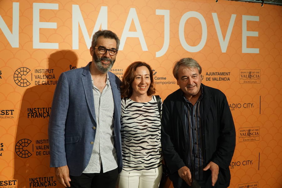 El Festival Internacional Cinema Jove de València ha dado el pistoletazo de salida a su 34 edición este viernes con una gala inaugural en el Teatre Principal, centrada en el concepto del certamen como «punto de encuentro». Durante la ceremonia, se entregará el Premio Luna de València 2019 al máximo exponente del actual cine portugués, el director Miguel Gomes. A lo largo del festival se podrá ver en La Filmoteca un completo ciclo que constará de los seis largos dirigidos hasta la fecha por el director y dos cortos que han sido seleccionados por el propio Gomes.