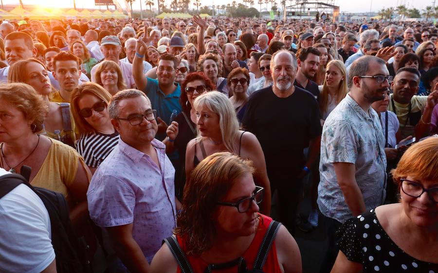 El cantante Juan Luis Guerra pasa por Valencia con su gira 'Literal', con la que repasará en directo sus grandes éxitos. Los valencianos han acudido a su cita con el artista dominicano, a las a las 21.30h de este viernes 21 en el Auditorio Marina Sur.