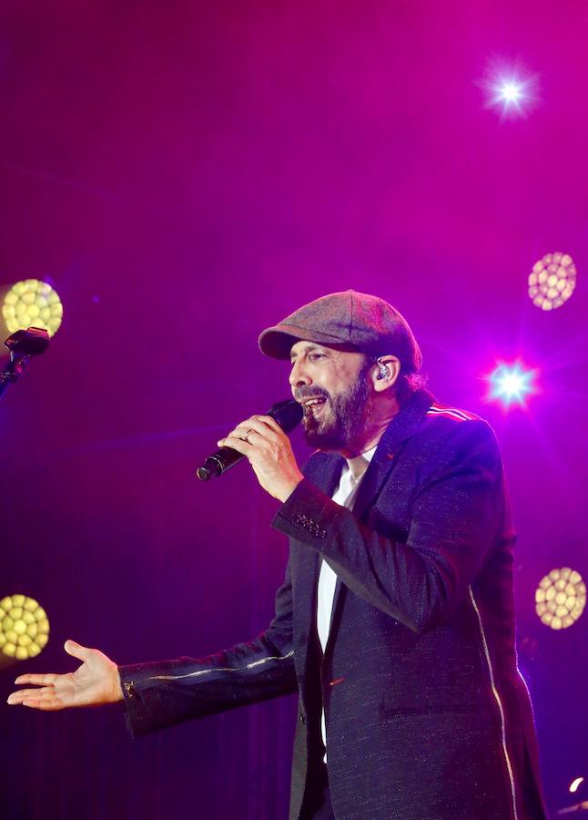 El cantante Juan Luis Guerra pasa por Valencia con su gira 'Literal', con la que repasará en directo sus grandes éxitos. Los valencianos han acudido a su cita con el artista dominicano, a las a las 21.30h de este viernes 21 en el Auditorio Marina Sur.