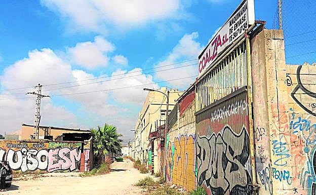 Imagen principal - 1. Naves industriales sin uso y en mal estado de conservación. 2. Algunos de los campos completamente abandonados en La Punta. 3. Caminos repletos de maleza y con escaso alumbrado.