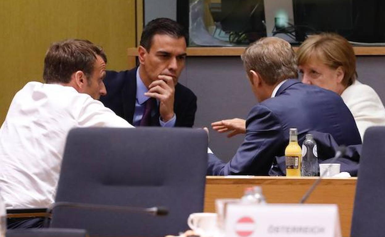 El presidente del Gobierno en funciones, Pedro Sánchez, mantiene una conversación con la canciller alemana, Angela Merkel, el presidente de Francia, Emmanuel Macron, y el presidente del Consejo Europeo, Donald Tusk. 