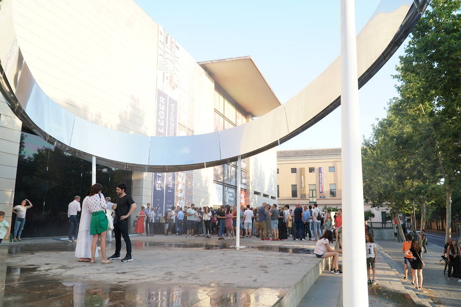 Llega el calor y el IVAM inaugura un año más el periodo estival con la apertura de su terraza. Los valencianos han acudido al centro cultural para disfrutar del buen clima y una tarde de viernes que abre la puerta a los meses de verano en la ciudad. 