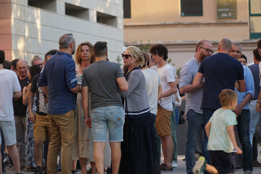 Llega el calor y el IVAM inaugura un año más el periodo estival con la apertura de su terraza. Los valencianos han acudido al centro cultural para disfrutar del buen clima y una tarde de viernes que abre la puerta a los meses de verano en la ciudad. 