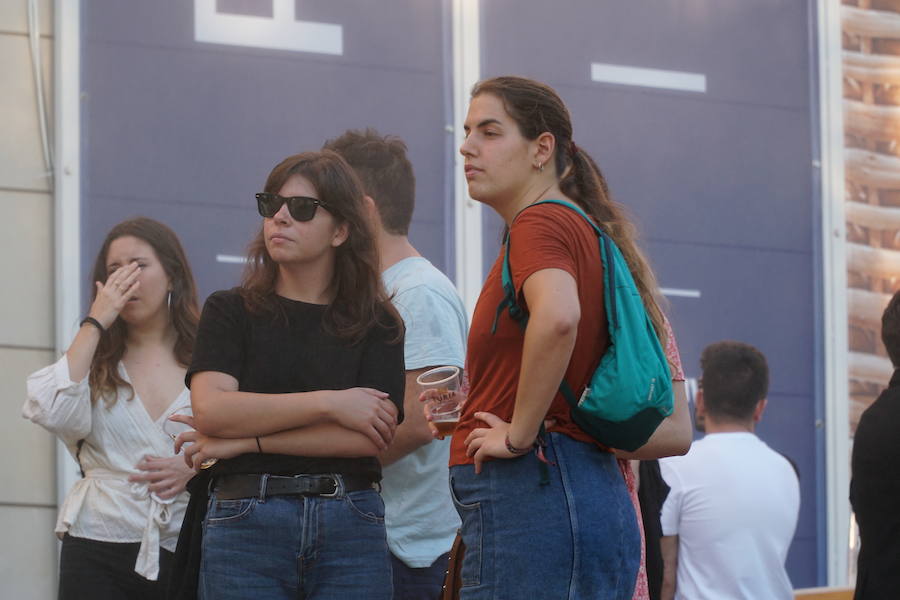 Llega el calor y el IVAM inaugura un año más el periodo estival con la apertura de su terraza. Los valencianos han acudido al centro cultural para disfrutar del buen clima y una tarde de viernes que abre la puerta a los meses de verano en la ciudad. 