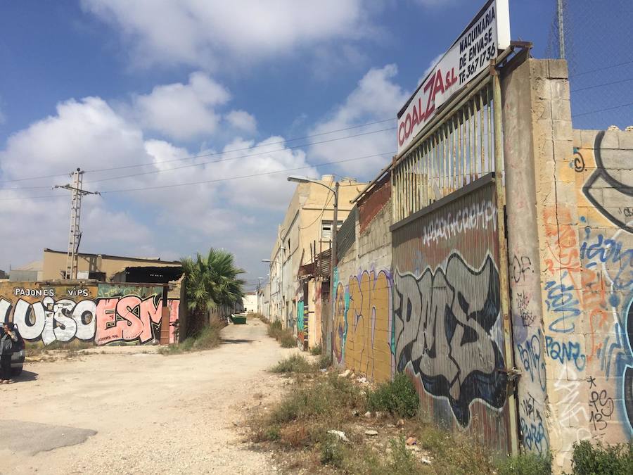 Vertederos, robos, ruido y ocupaciones ilegales llenan La Punta y Font d'En Corts. La Federación de Vecinos organiza una visita para mostrar las deficiencias de la parte sur de la ciudad y reclamar mejoras al Ayuntamiento