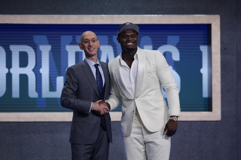 Zion Williamson (d), número uno del draft saludando al comisionado, Adam Silver (i).