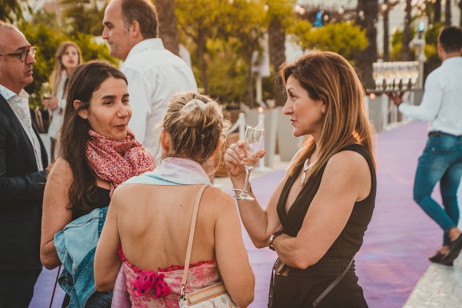 L´Umbracle acogió el jueves la primera gala de los Premios Salamandra, unos galardones impulsados por el Grupo Salamandra para reconocer a los profesionales valencianos más importantes del año en seis categorías diferentes: ciencia, música, cine, artes vivas, deporte y gastronomía. EL galardón recayó en la científica Pilar Mateo, el cantante José Manuel Casañ, el actor Fele Martínez, la cocinera Rakel Cernicharo, el jugador de baloncesto Rafa Martínez, y las directoras del Festival 10 Sentidos, Meritxell Barberá e Inma García.