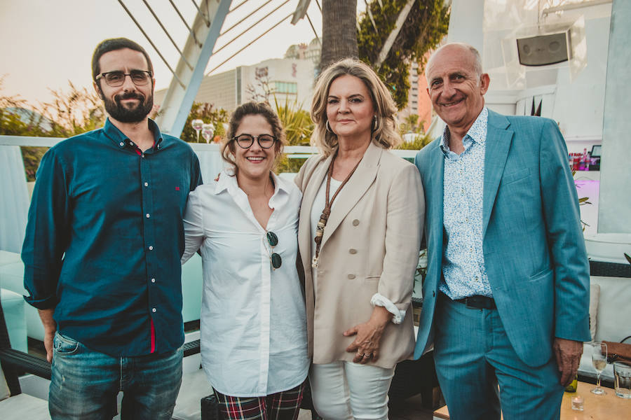 L´Umbracle acogió el jueves la primera gala de los Premios Salamandra, unos galardones impulsados por el Grupo Salamandra para reconocer a los profesionales valencianos más importantes del año en seis categorías diferentes: ciencia, música, cine, artes vivas, deporte y gastronomía. EL galardón recayó en la científica Pilar Mateo, el cantante José Manuel Casañ, el actor Fele Martínez, la cocinera Rakel Cernicharo, el jugador de baloncesto Rafa Martínez, y las directoras del Festival 10 Sentidos, Meritxell Barberá e Inma García.