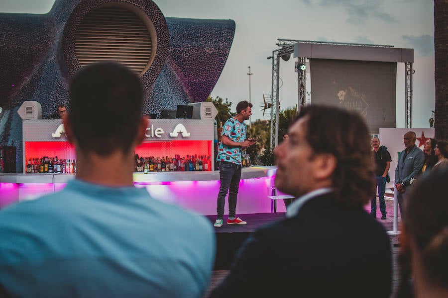 L´Umbracle acogió el jueves la primera gala de los Premios Salamandra, unos galardones impulsados por el Grupo Salamandra para reconocer a los profesionales valencianos más importantes del año en seis categorías diferentes: ciencia, música, cine, artes vivas, deporte y gastronomía. EL galardón recayó en la científica Pilar Mateo, el cantante José Manuel Casañ, el actor Fele Martínez, la cocinera Rakel Cernicharo, el jugador de baloncesto Rafa Martínez, y las directoras del Festival 10 Sentidos, Meritxell Barberá e Inma García.