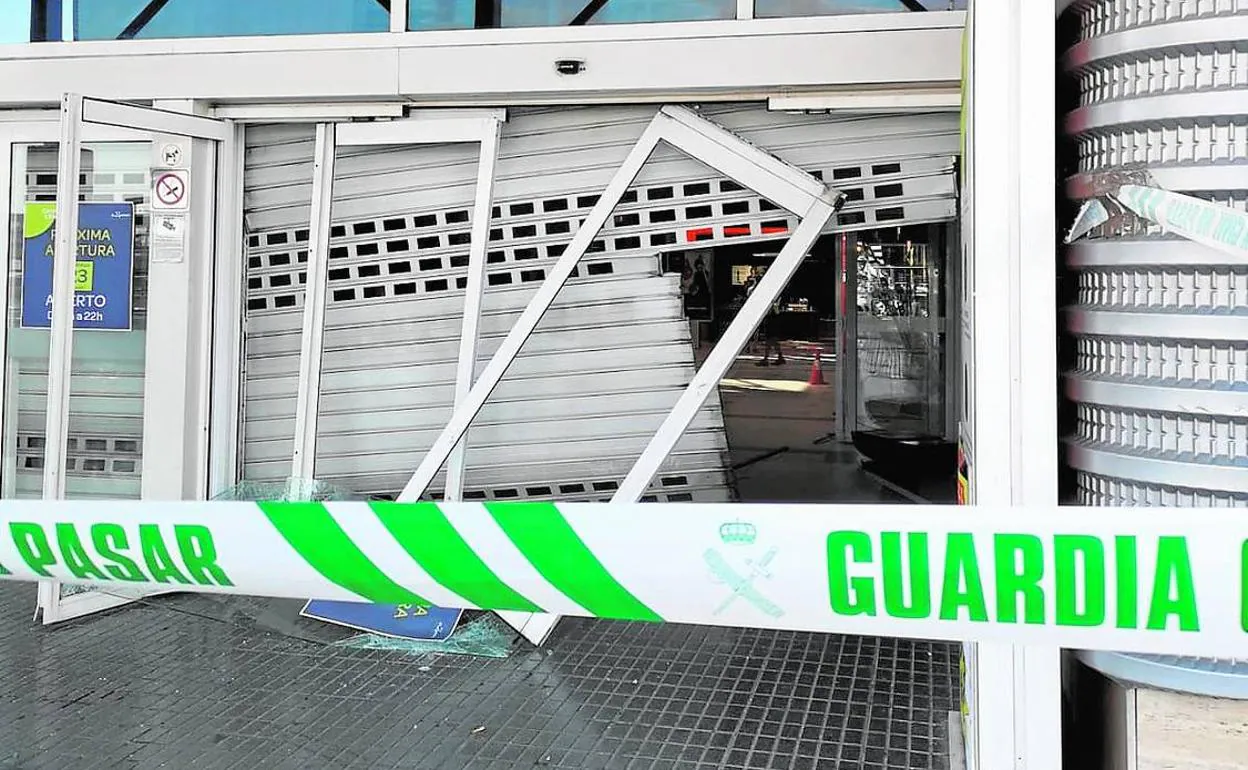 La puerta destrozada tras el robo en el centro comercial El Osito. 