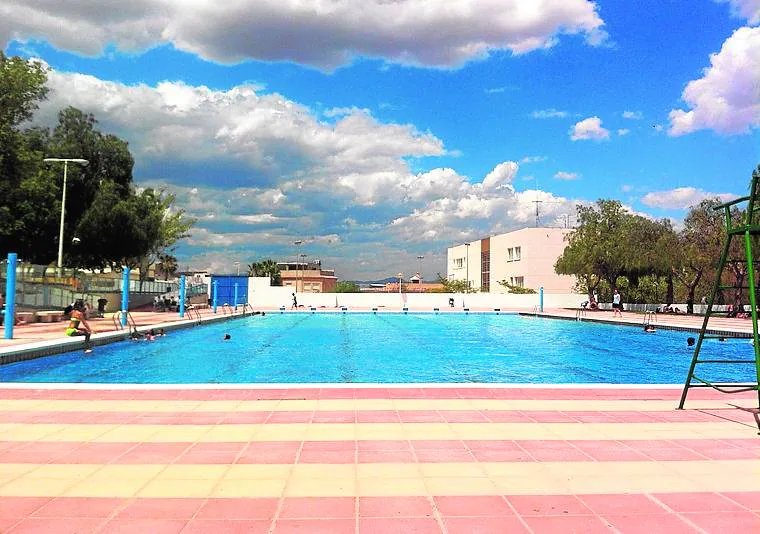 La piscina de verano municipal.