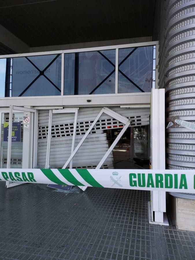 Seis encapuchados irrumpen con un vehículo de madrugada en la galería y desvalijan un establecimiento de telefonía en menos de cuatro minutos