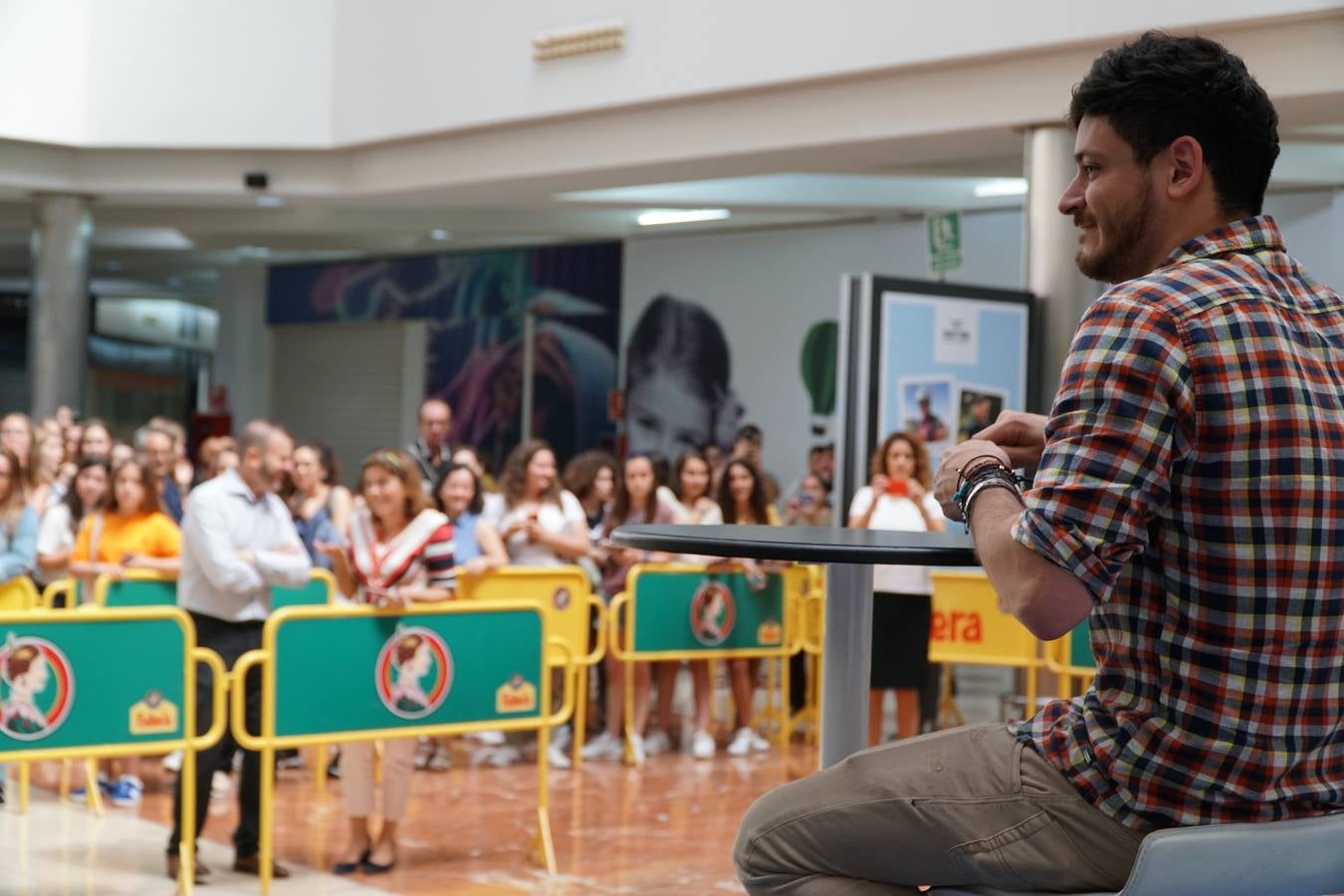El cantante Cepeda, que se dio a conocer en 'Operación Triunfo' y 'La Voz' ha firmado discos y se ha fotografiado con cientos de seguidores en el Centro Comercial Gran Turia de Xirivella (Valencia).