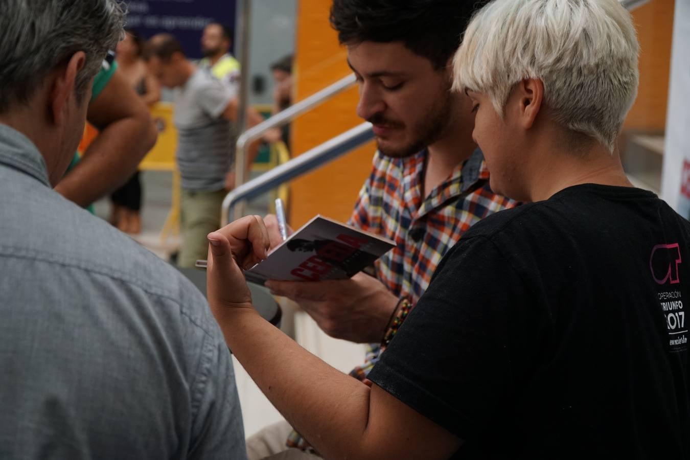 El cantante Cepeda, que se dio a conocer en 'Operación Triunfo' y 'La Voz' ha firmado discos y se ha fotografiado con cientos de seguidores en el Centro Comercial Gran Turia de Xirivella (Valencia).