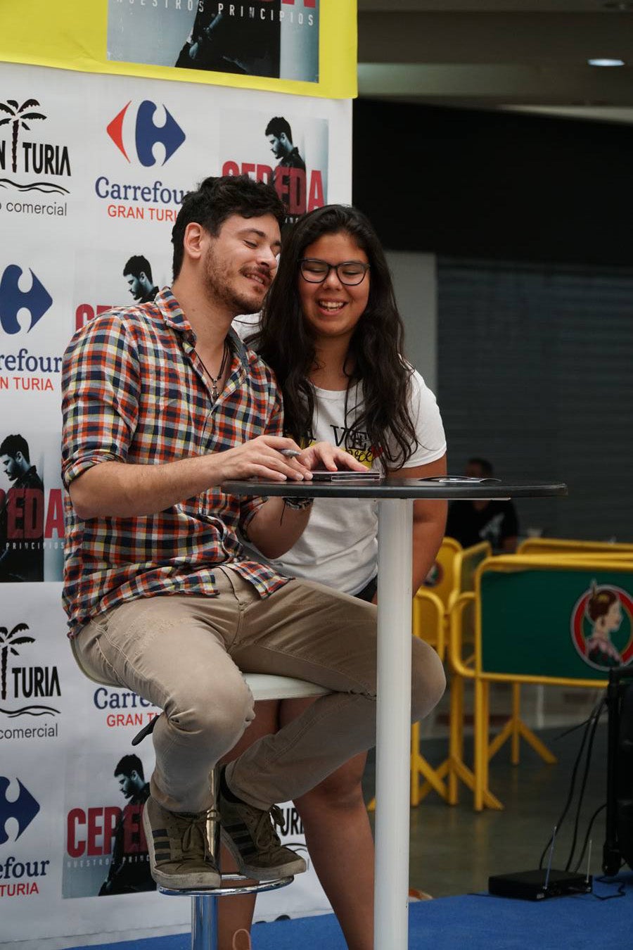 El cantante Cepeda, que se dio a conocer en 'Operación Triunfo' y 'La Voz' ha firmado discos y se ha fotografiado con cientos de seguidores en el Centro Comercial Gran Turia de Xirivella (Valencia).