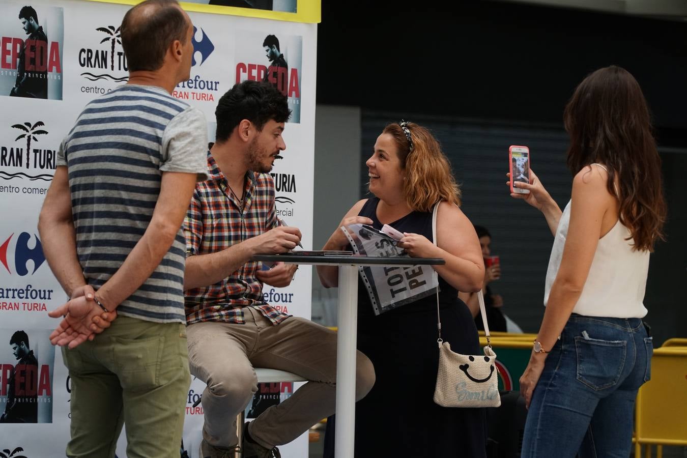 El cantante Cepeda, que se dio a conocer en 'Operación Triunfo' y 'La Voz' ha firmado discos y se ha fotografiado con cientos de seguidores en el Centro Comercial Gran Turia de Xirivella (Valencia).