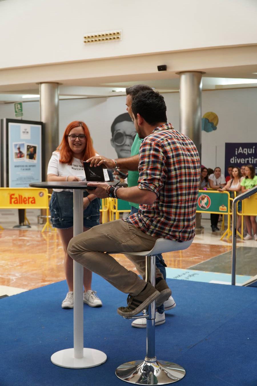 El cantante Cepeda, que se dio a conocer en 'Operación Triunfo' y 'La Voz' ha firmado discos y se ha fotografiado con cientos de seguidores en el Centro Comercial Gran Turia de Xirivella (Valencia).