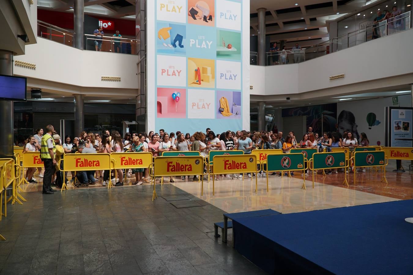 El cantante Cepeda, que se dio a conocer en 'Operación Triunfo' y 'La Voz' ha firmado discos y se ha fotografiado con cientos de seguidores en el Centro Comercial Gran Turia de Xirivella (Valencia).