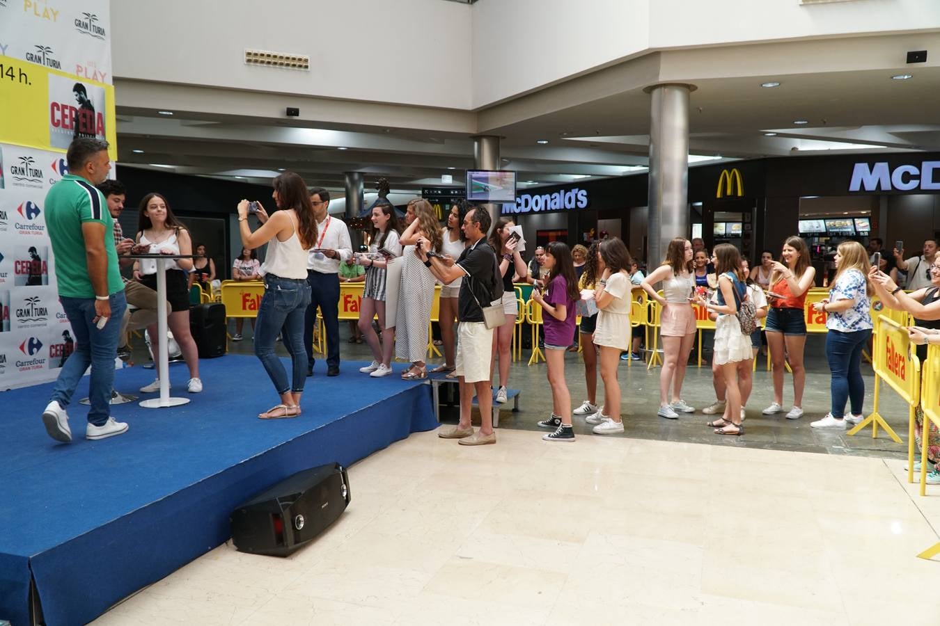 El cantante Cepeda, que se dio a conocer en 'Operación Triunfo' y 'La Voz' ha firmado discos y se ha fotografiado con cientos de seguidores en el Centro Comercial Gran Turia de Xirivella (Valencia).