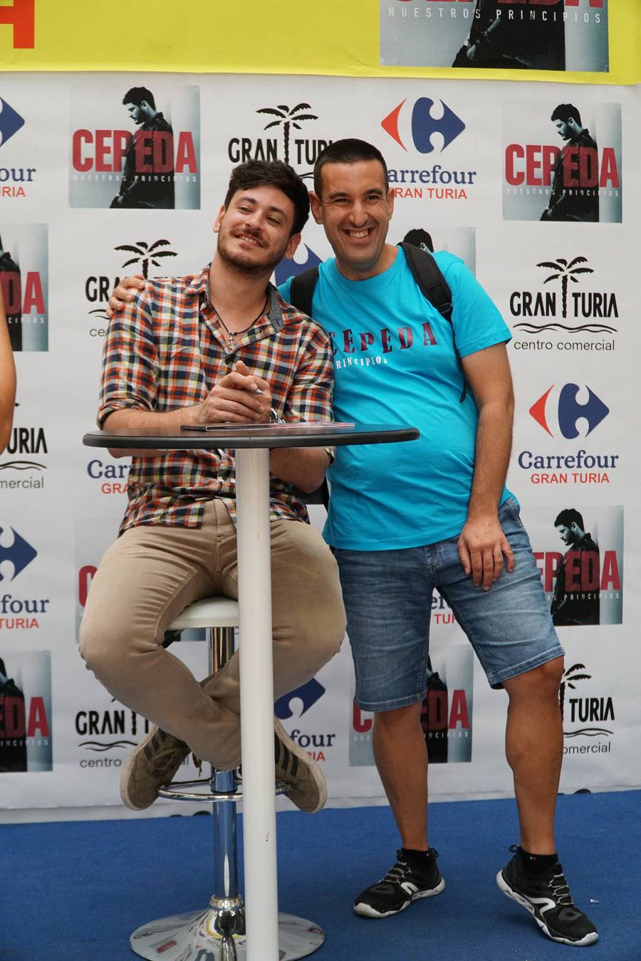 El cantante Cepeda, que se dio a conocer en 'Operación Triunfo' y 'La Voz' ha firmado discos y se ha fotografiado con cientos de seguidores en el Centro Comercial Gran Turia de Xirivella (Valencia).