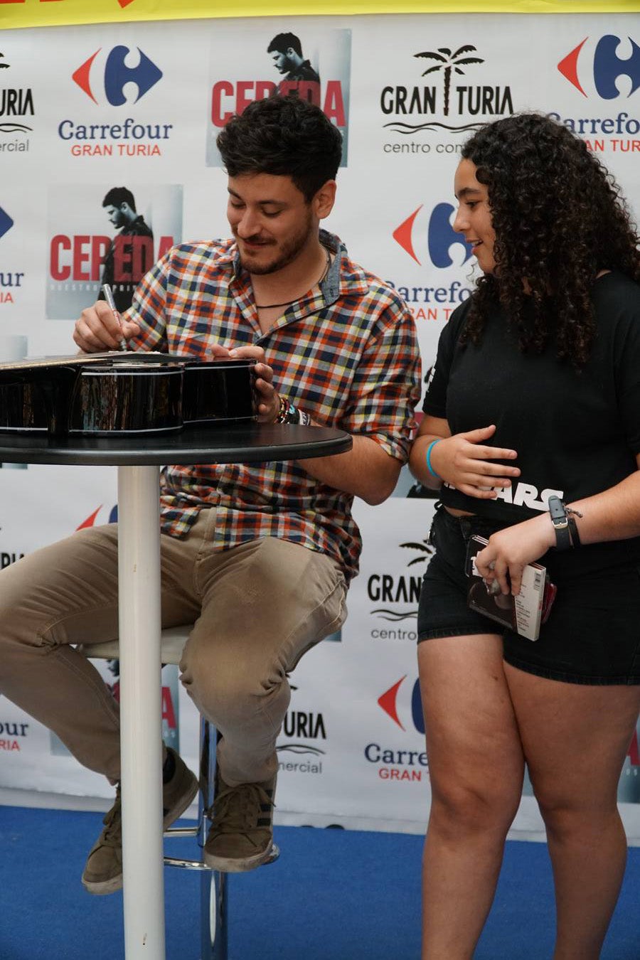 El cantante Cepeda, que se dio a conocer en 'Operación Triunfo' y 'La Voz' ha firmado discos y se ha fotografiado con cientos de seguidores en el Centro Comercial Gran Turia de Xirivella (Valencia).