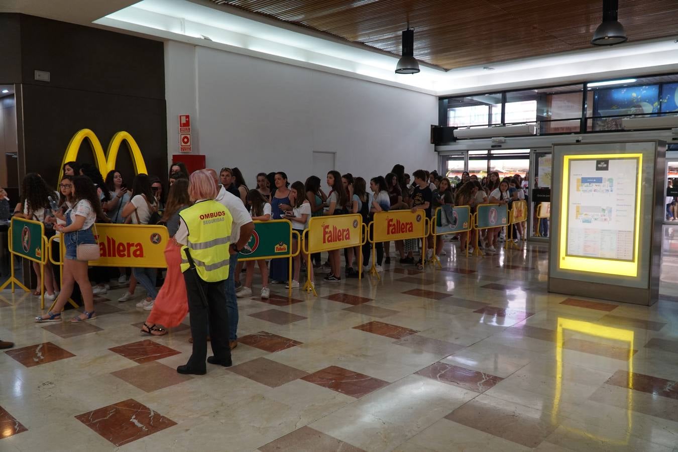 El cantante Cepeda, que se dio a conocer en 'Operación Triunfo' y 'La Voz' ha firmado discos y se ha fotografiado con cientos de seguidores en el Centro Comercial Gran Turia de Xirivella (Valencia).