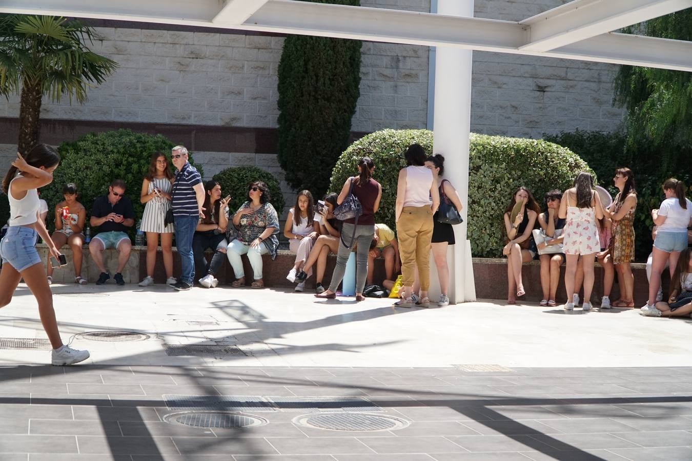 El cantante Cepeda, que se dio a conocer en 'Operación Triunfo' y 'La Voz' ha firmado discos y se ha fotografiado con cientos de seguidores en el Centro Comercial Gran Turia de Xirivella (Valencia).