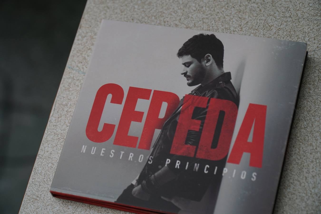El cantante Cepeda, que se dio a conocer en 'Operación Triunfo' y 'La Voz' ha firmado discos y se ha fotografiado con cientos de seguidores en el Centro Comercial Gran Turia de Xirivella (Valencia).