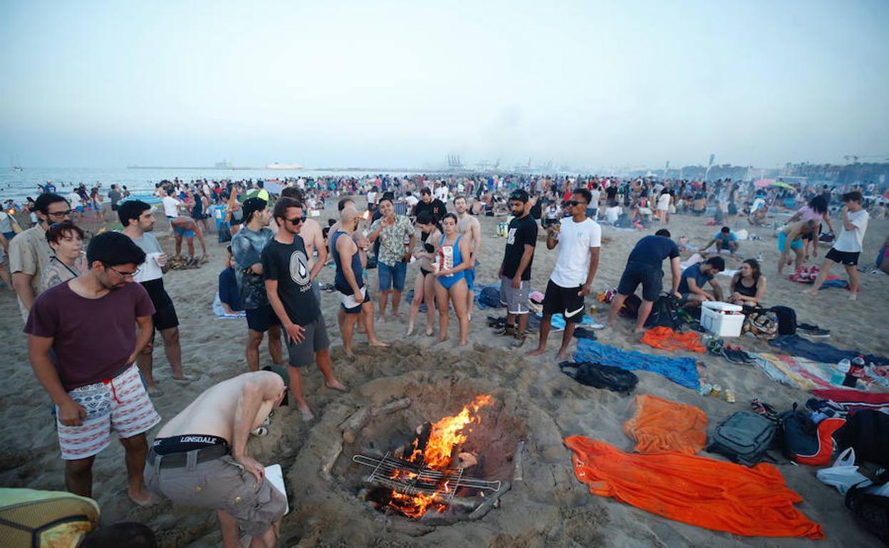 Miles de asistentes en las playas de Valencia la noche de este domingo.