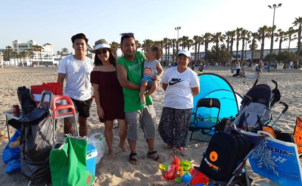 La familia de Rommel Meana, en la playa de Valencia.