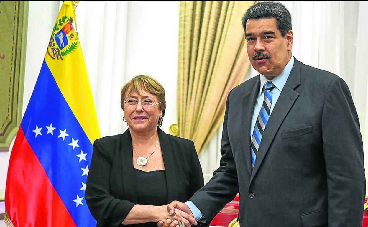 Bachelet estrecha la mano de Maduro en el Palacio de Miraflores.